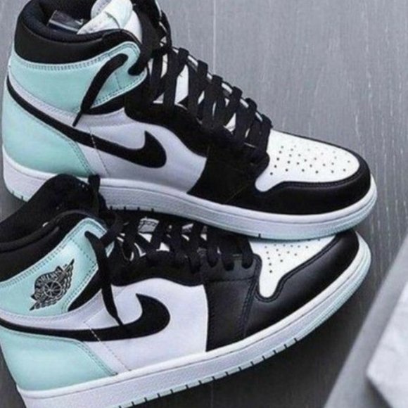 IN SEARCH OF SNEAKERS - Picture 2 of 8